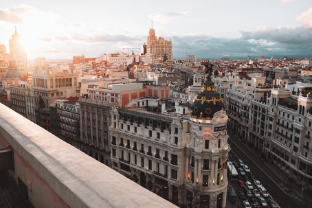 Fotografía del edificio Metropolis de Madrid y del principio de la calle de Gran Vía, desde la azotea de Bella Artes.