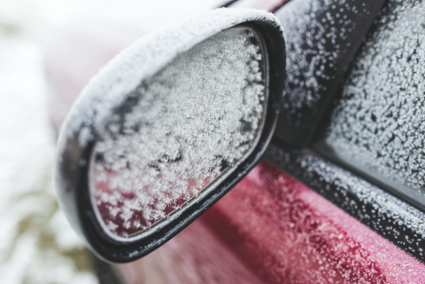 Para el buen mantenimiento del coche no lo dejes al frío.
Fotografía de un retrovisor congelado por el frío.