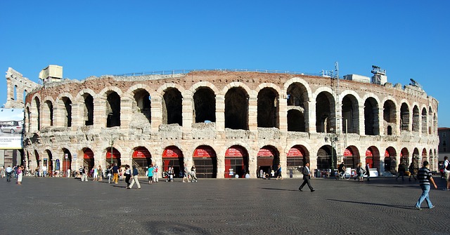 L'Arena Opera Festival si tiene da oltre 100 anni presso l'Arena di Verona